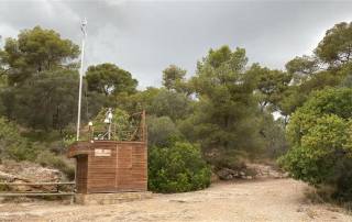 Vista panorámica de la estación de calidad del aire del Govern de les Illes Balears situada en el entorno forestal del Castell de Bellver, Mallorca.