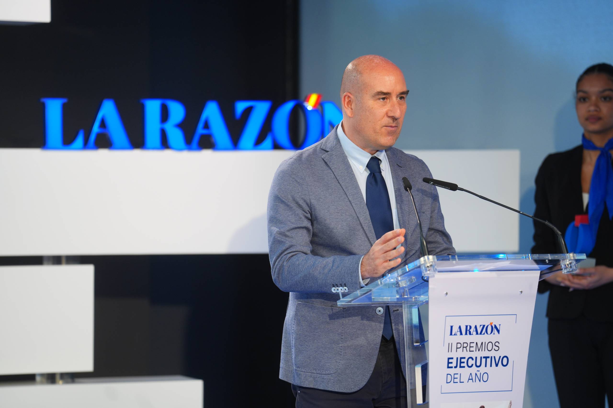 Óscar Navarro recoge el premio junto al equipo directivo de dnota