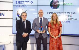 Óscar Navarro recibe el Premio al Ejecutivo del Año de manos de Francisco Marhuenda y Rocío Albert López-Ibor en la gala de La Razón.