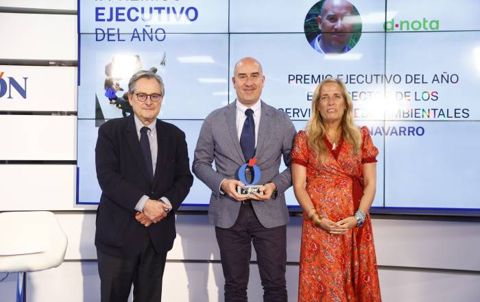 Óscar Navarro recibe el Premio al Ejecutivo del Año de manos de Francisco Marhuenda y Rocío Albert López-Ibor en la gala de La Razón.